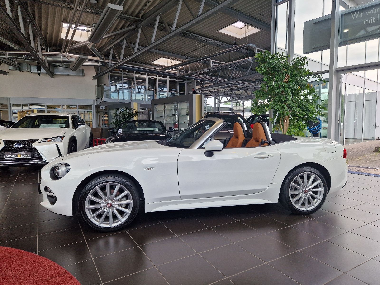 Fahrzeugabbildung Fiat 124 Spider Lusso LEDER NAV SHZ RFK ALU