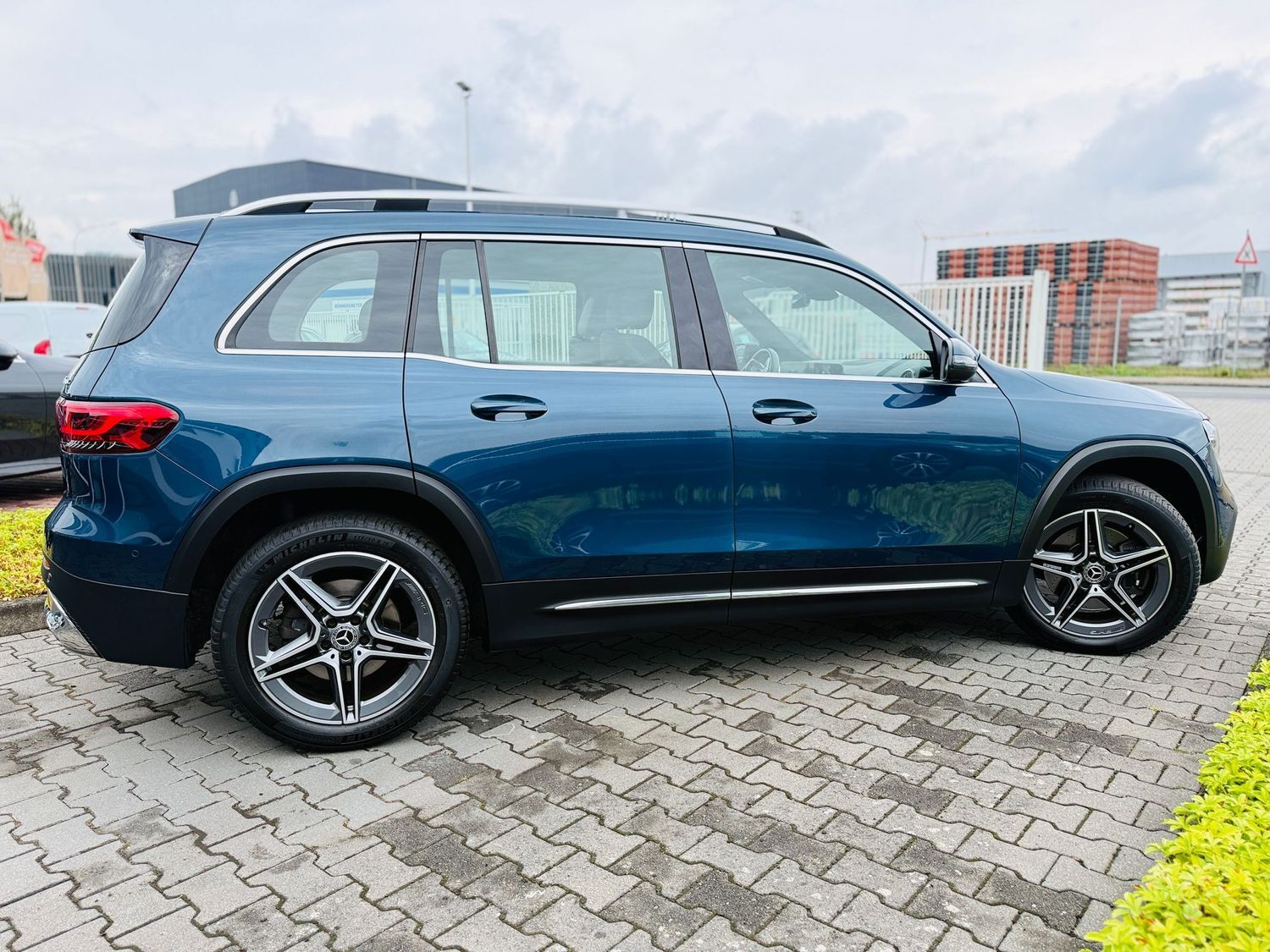 Fahrzeugabbildung Mercedes-Benz GLB 250 4M AMG, Autom., Multibeam, PTS, RFK, Nav