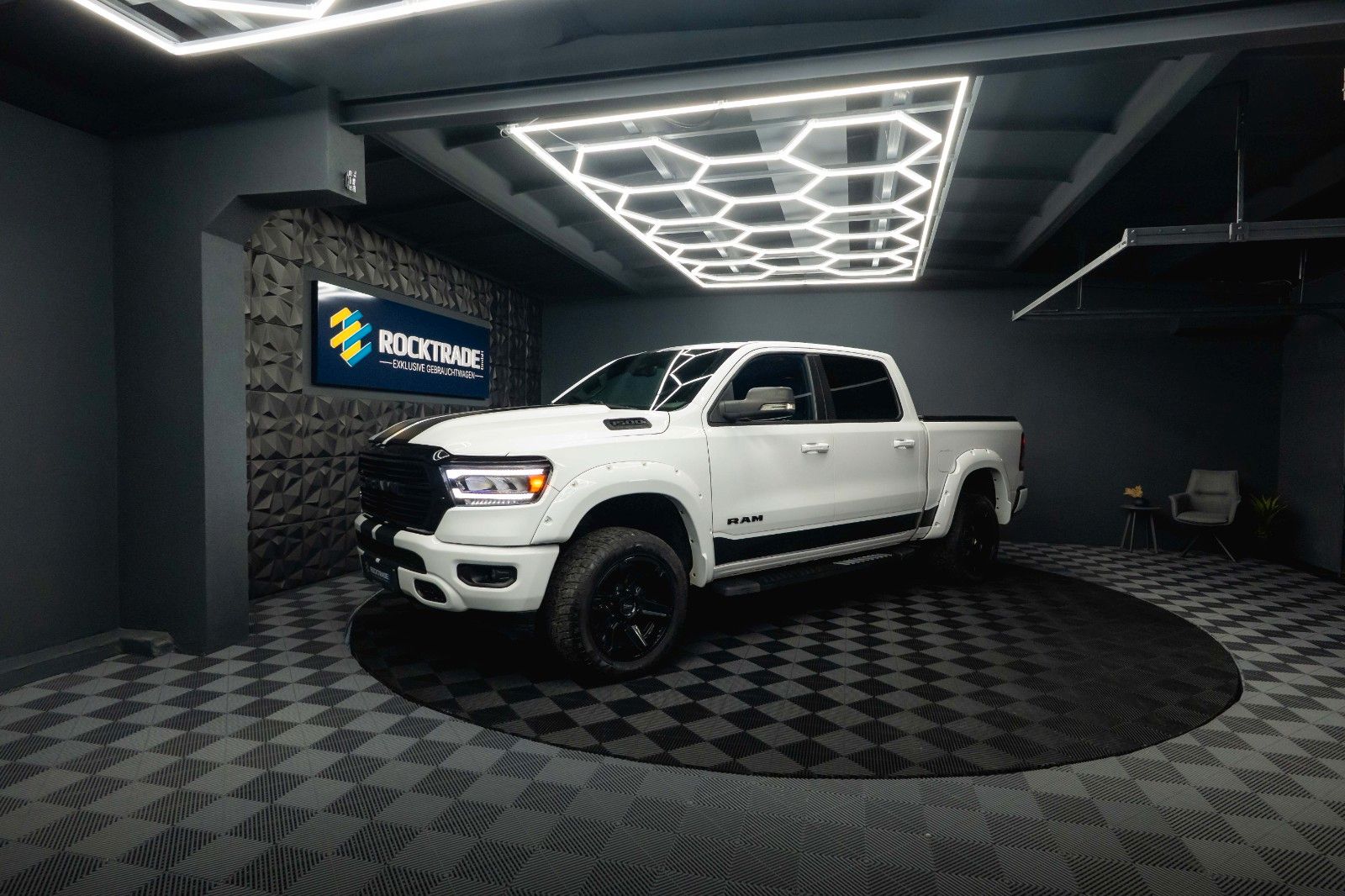 Fahrzeugabbildung Dodge RAM 5.7 V8 HEMI 4x4 LPG Offroad Night-Paket