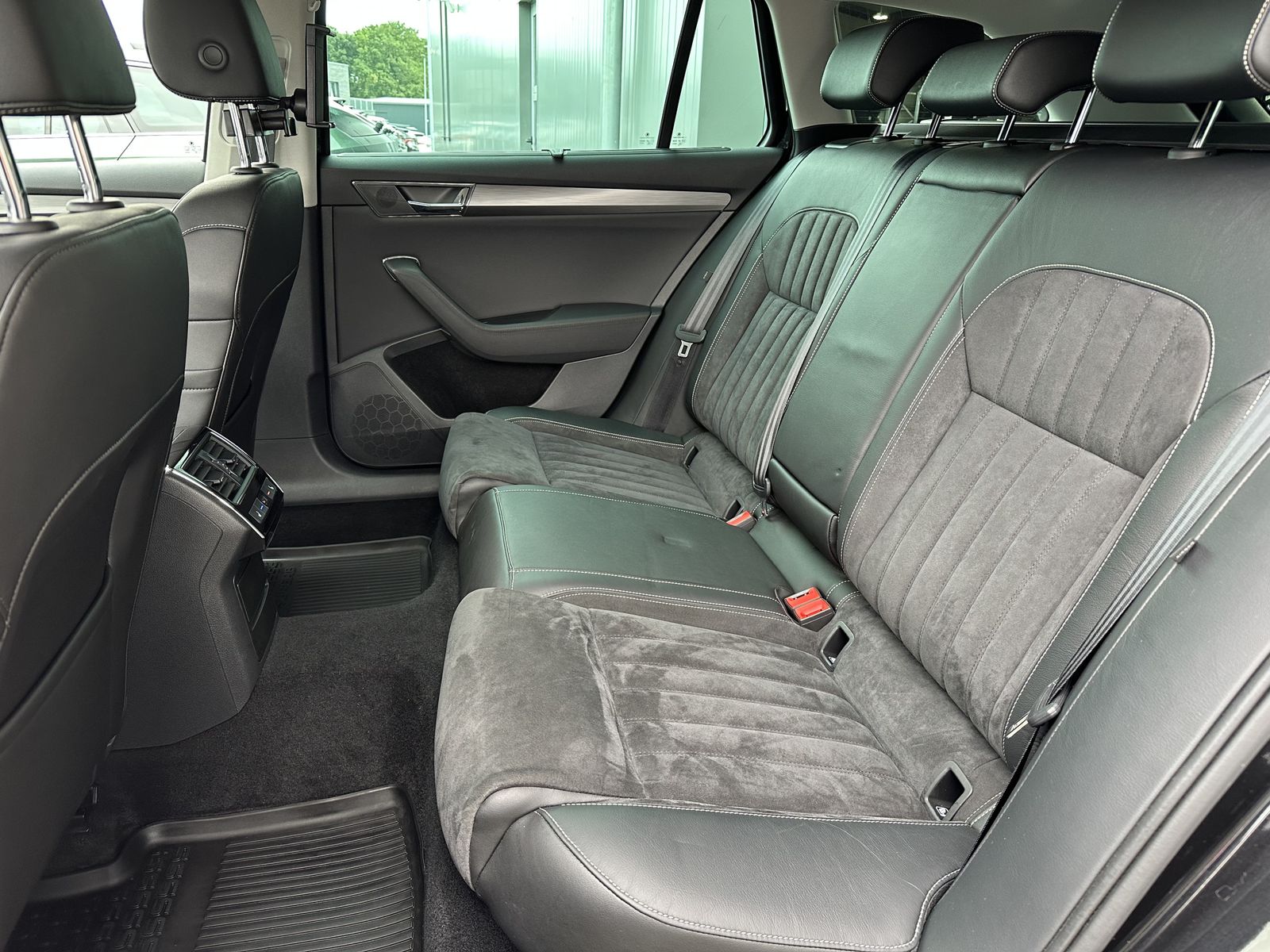 Fahrzeugabbildung SKODA Superb Combi 1.4 TSI iV DSG Style NAV+LED+VCOCK