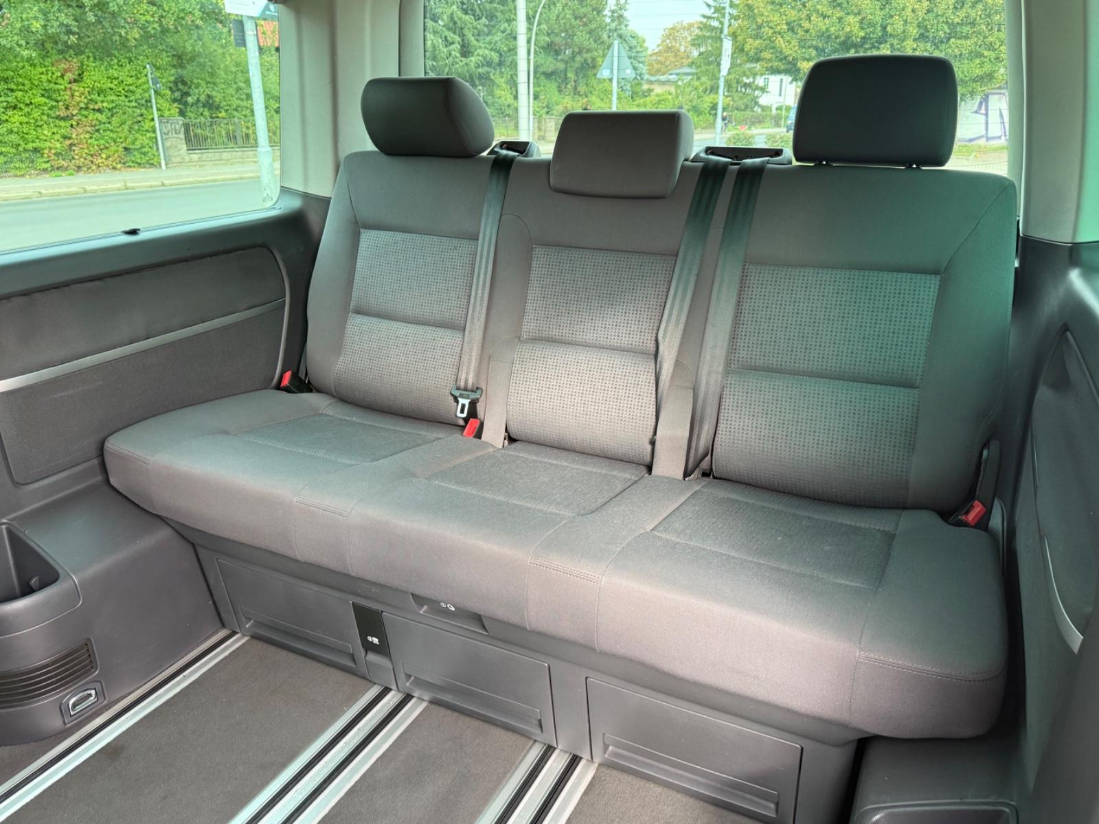 Volkswagen T5 Multivan Comfortline 2.5 TDI 5 cyl. 174 ch BVM / 7 places / Chauffage auxiliaire / GPS / Attelage 2,5 t