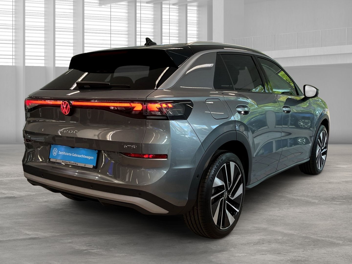 Fahrzeugabbildung Volkswagen T-Roc Style 1.5 eTSI DSG HUD AHK-el. klappb. Nav