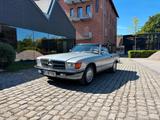 Mercedes-Benz SL 560 - Mercedes-Benz SL 560 mit Benzin-Antrieb