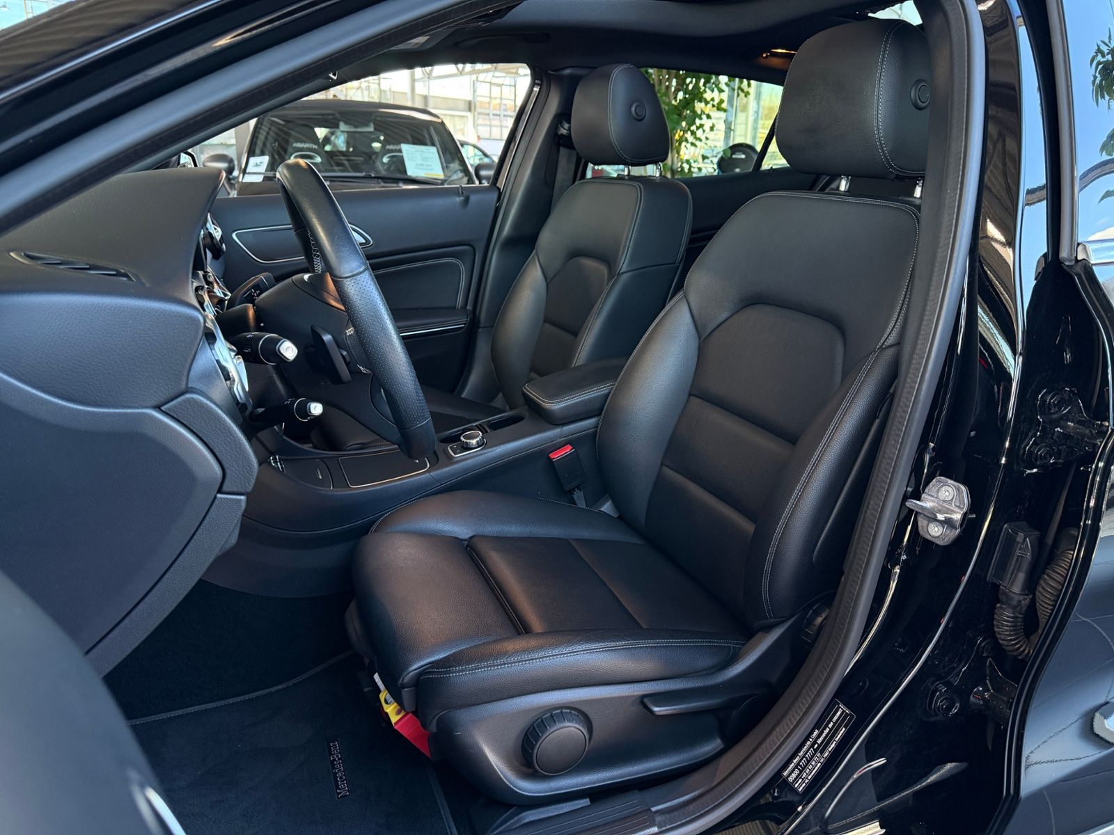 Fahrzeugabbildung Mercedes-Benz GLA 250 4Matic STNDHZ PANO DISTR 360°