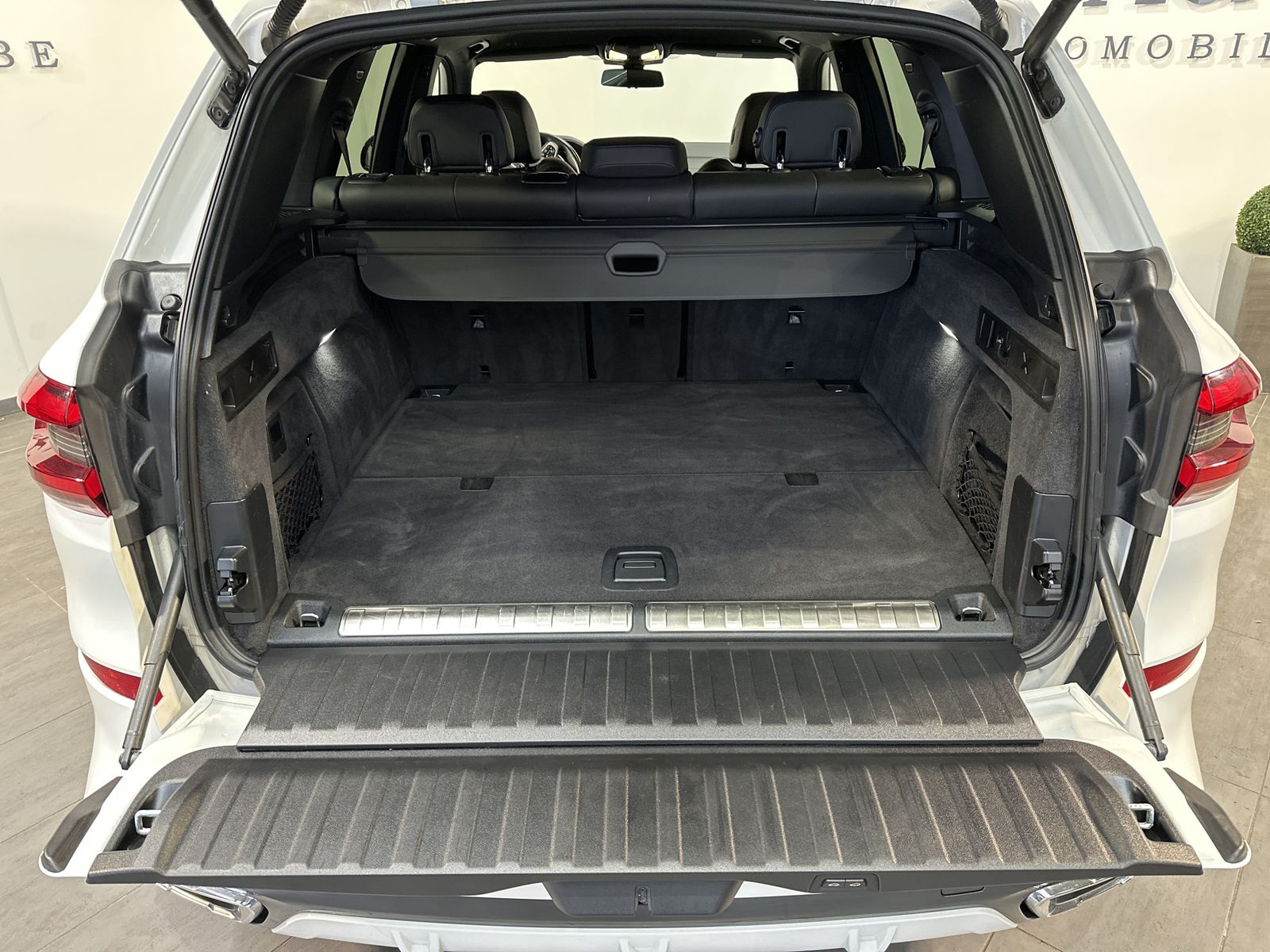 Fahrzeugabbildung BMW X5 xDrive45e M-Sport NAV+LASER+AHK+360°+HUD+H&K