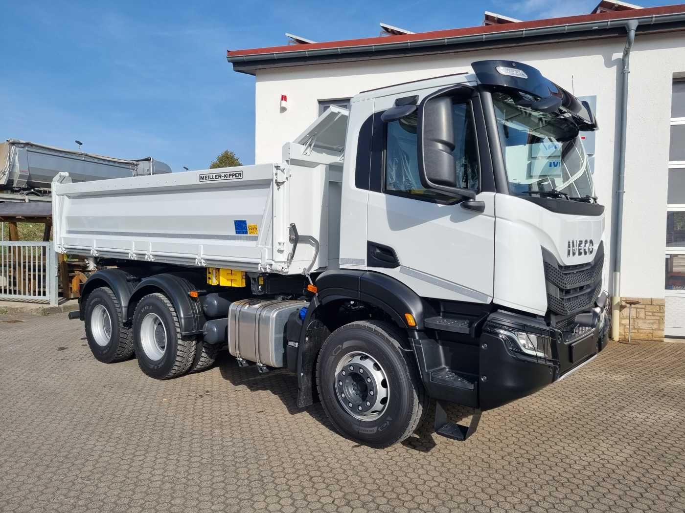 Fahrzeugabbildung Iveco AD300X48Z HR OFF 6x4 Meiller-Kipper + Bordmatik