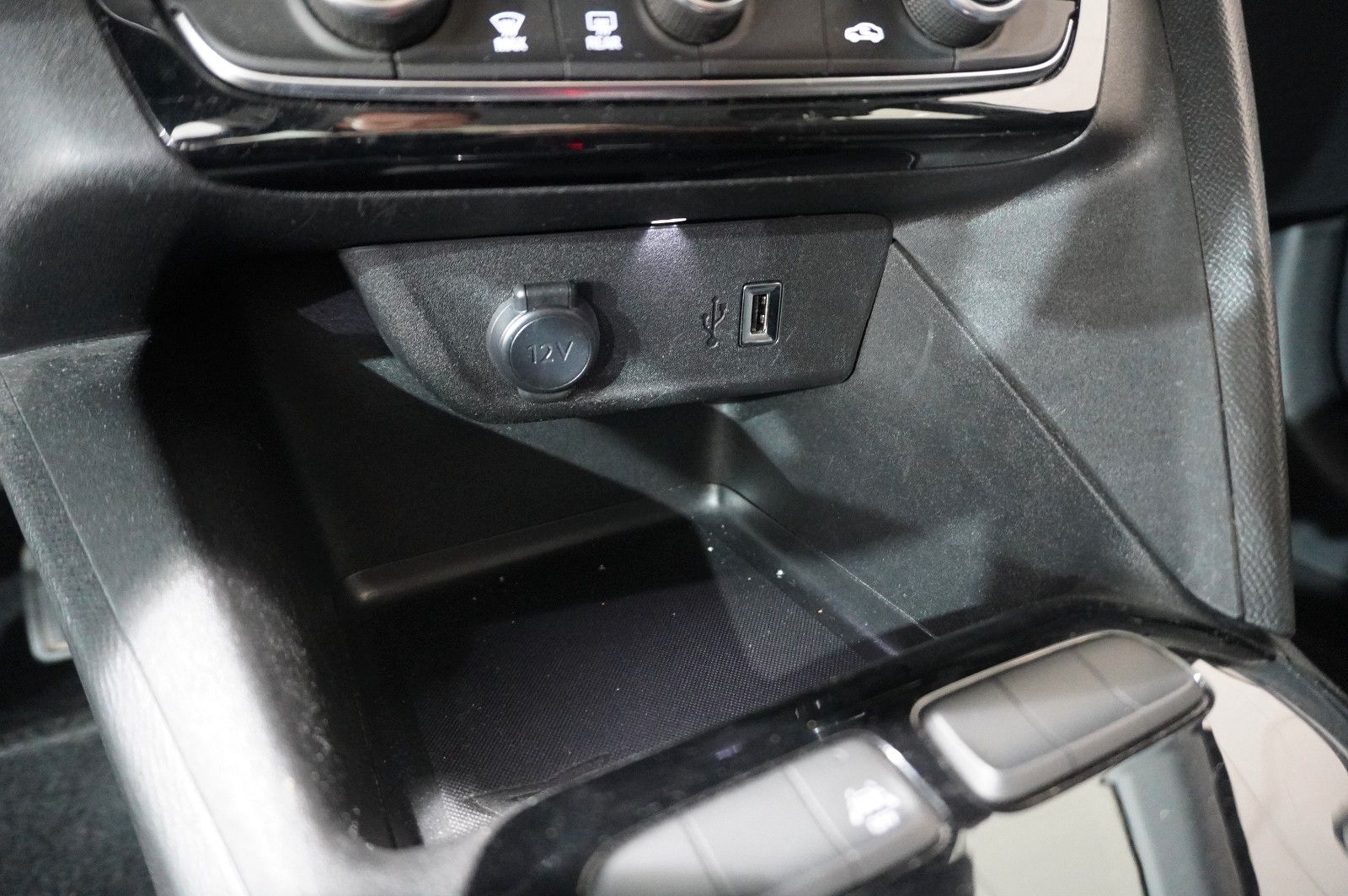 Fahrzeugabbildung Opel Corsa-e F EDITION 7KW NAVI/VIRT/TEMP/DAB/WÄRMEP.