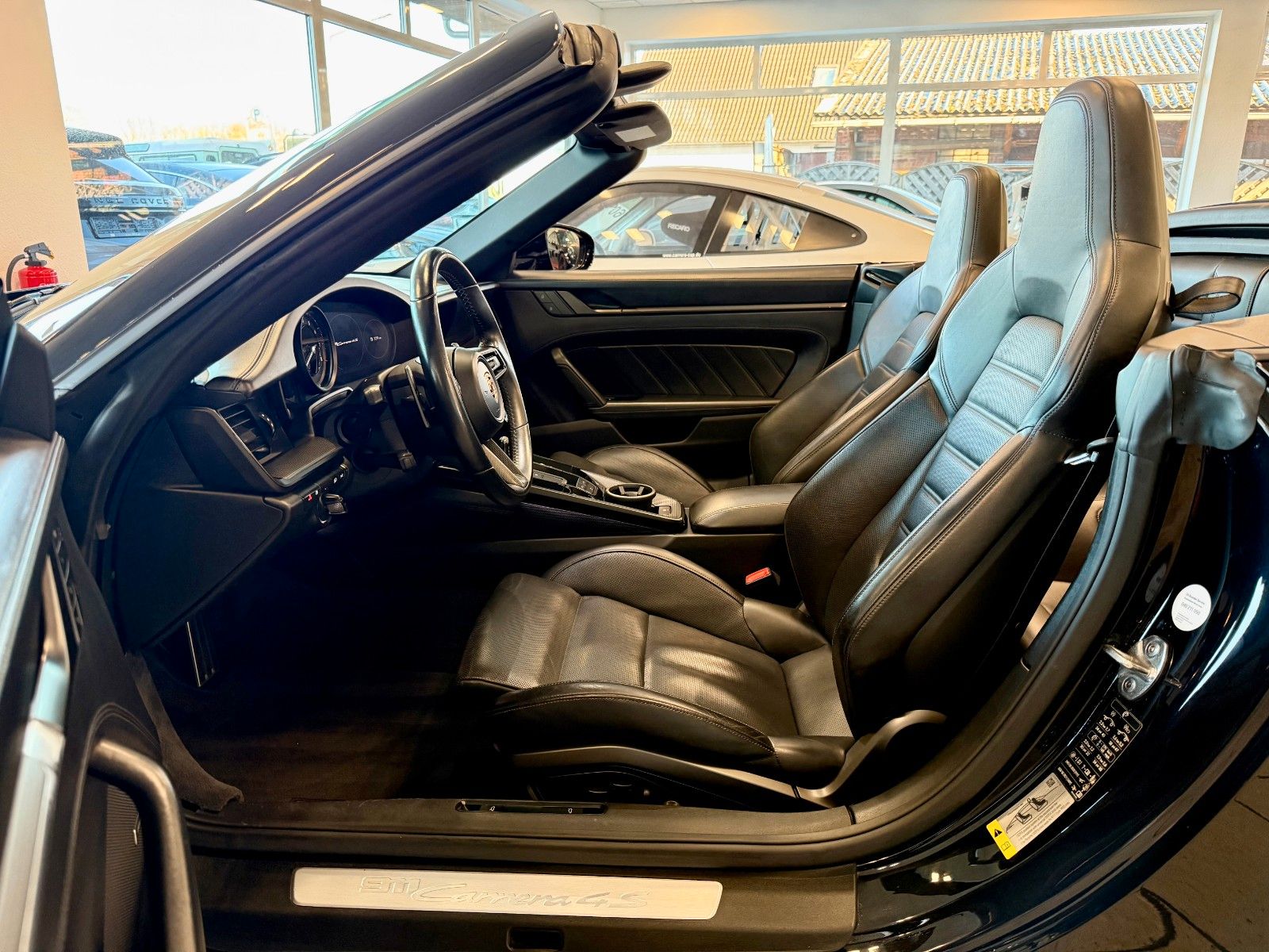 Fahrzeugabbildung Porsche 911 992 Carrera 4S Cabrio SportDesign/18Wege/SAA