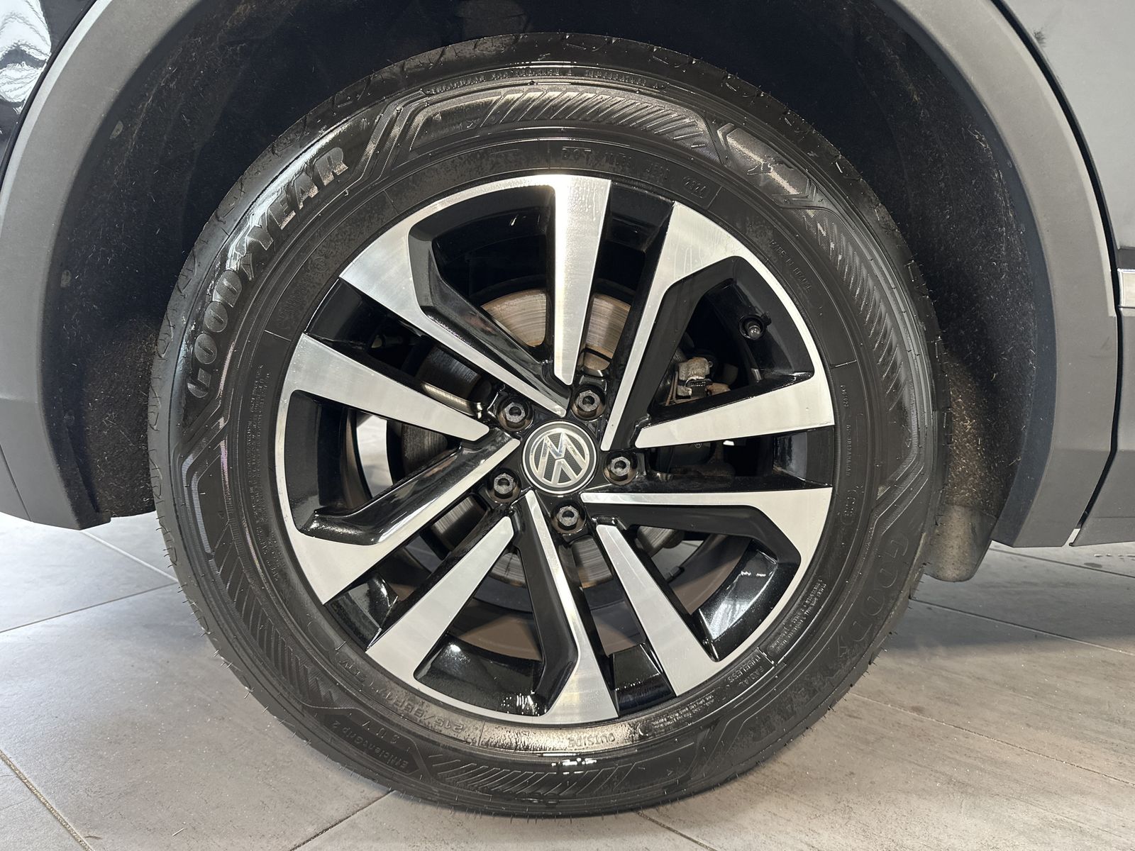 Fahrzeugabbildung Volkswagen Tiguan 1.5 TSI DSG IQ-DRIVE NAV+ACC+SHZ+17ZO+1HD