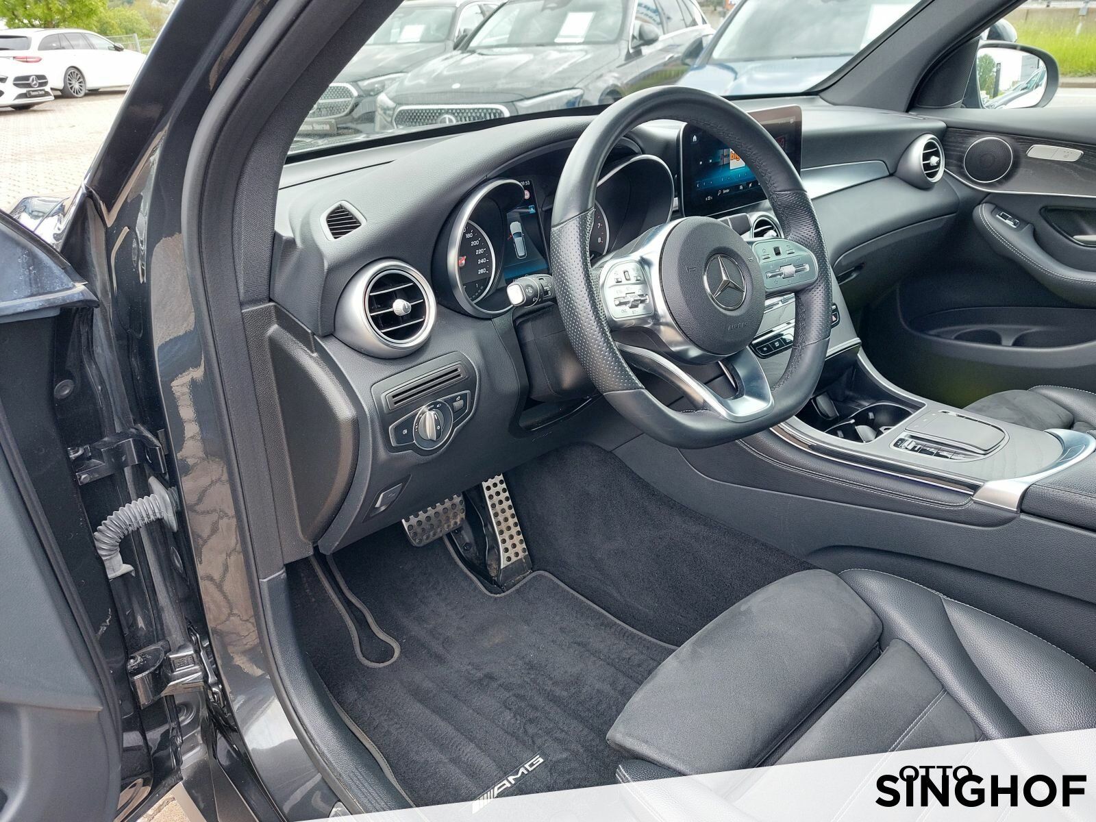 Fahrzeugabbildung Mercedes-Benz GLC 200 AMG Pano+AHK+Distronic+Night+360°+dynLED