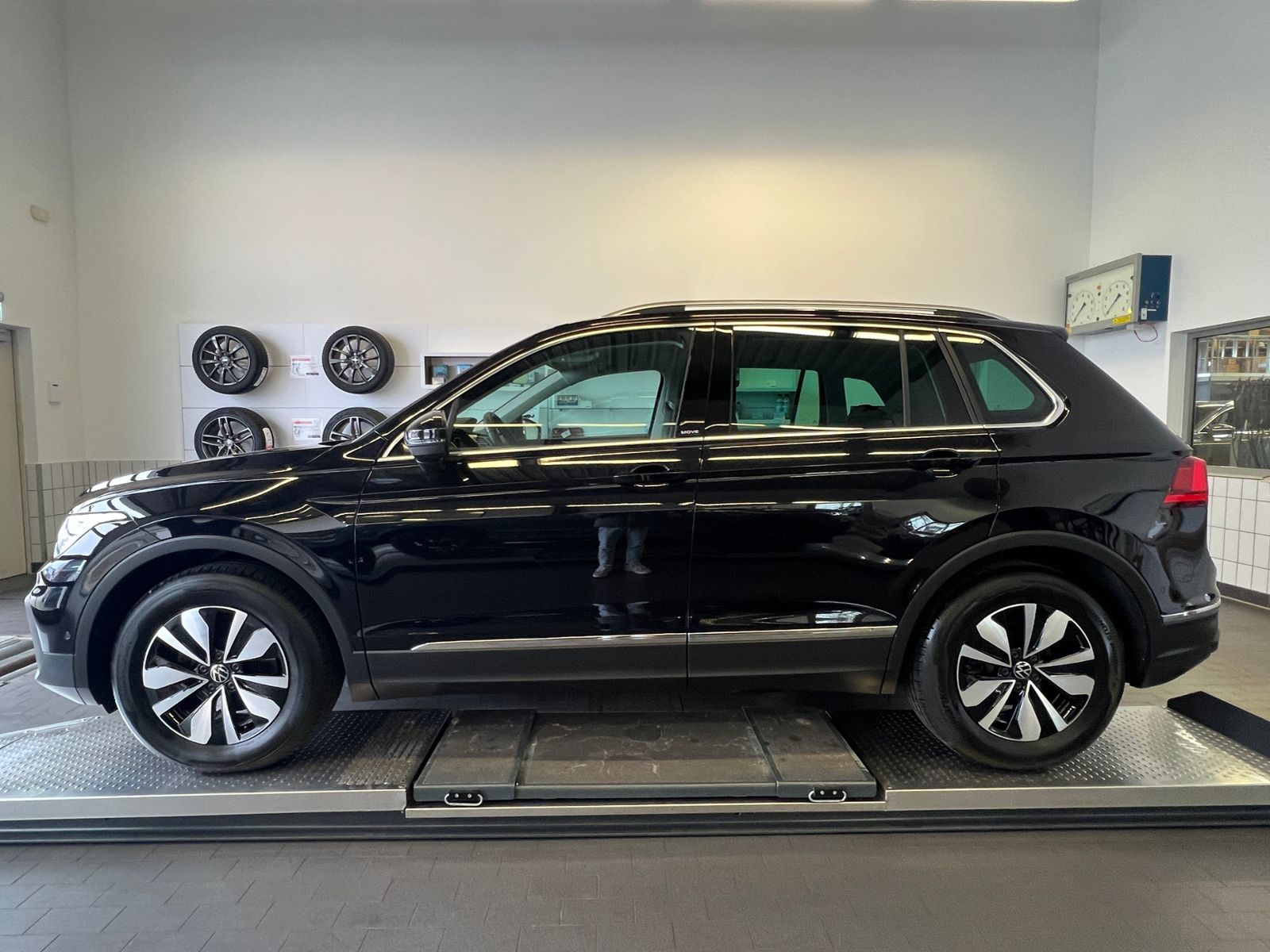 Fahrzeugabbildung Volkswagen Tiguan MOVE 1.5 TSI DSG *AHK, LED, Navi, 17'-LM*
