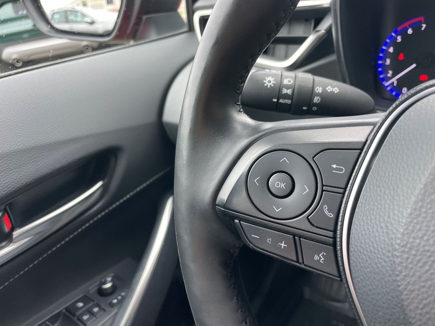 Fahrzeugabbildung Toyota Corolla Hybrid LED Verkehrszeichenerk HeadUpDis