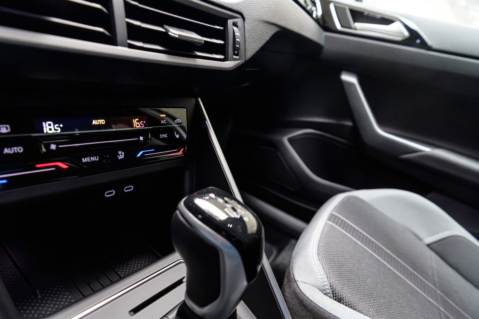 Fahrzeugabbildung Volkswagen Polo 1.0l TSI DSG Edition 50+Matrix+Navi+ACC