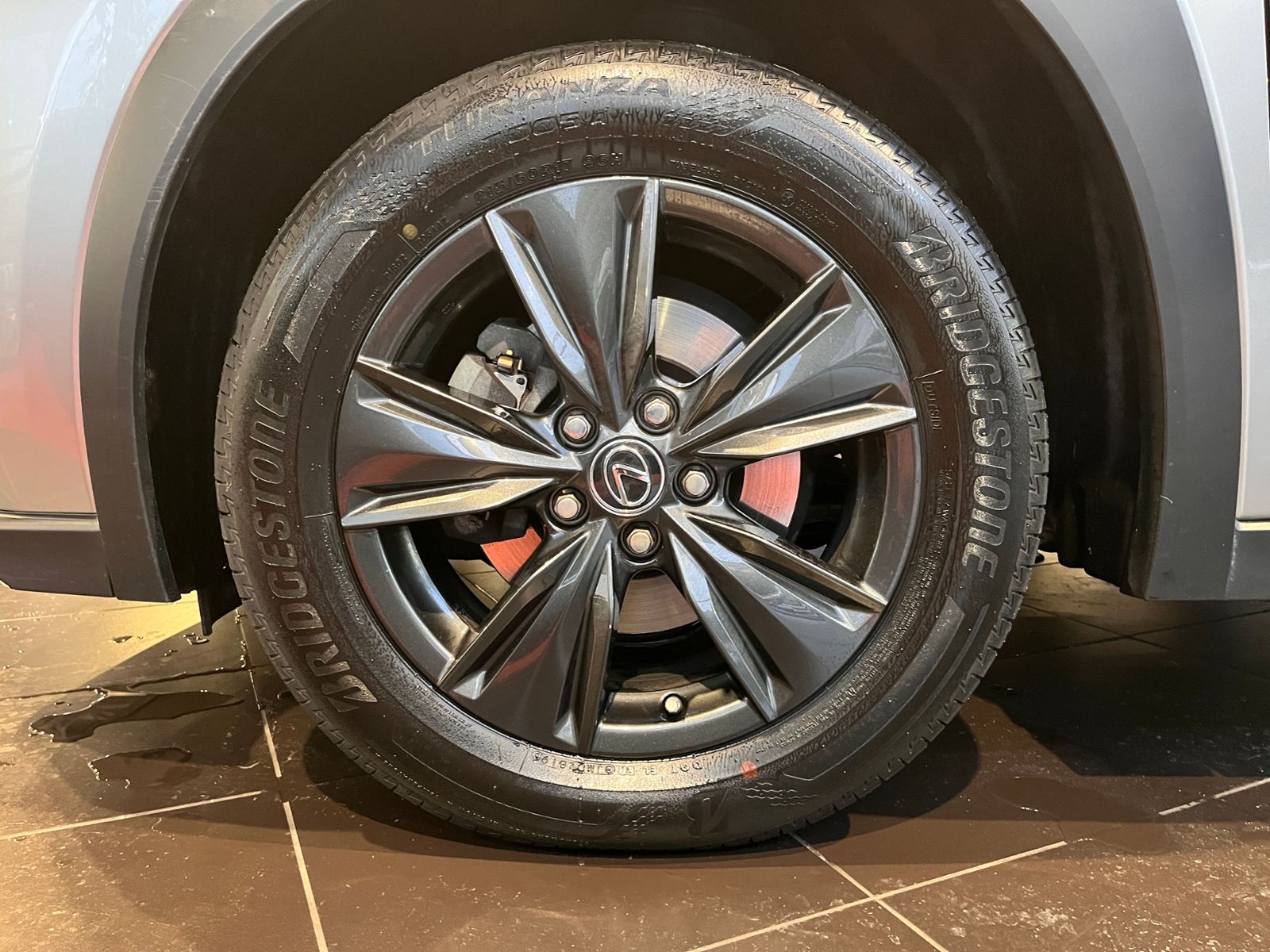 Fahrzeugabbildung Lexus UX 250h Launch Edition LED NAV SHZ PDC RFK 17"