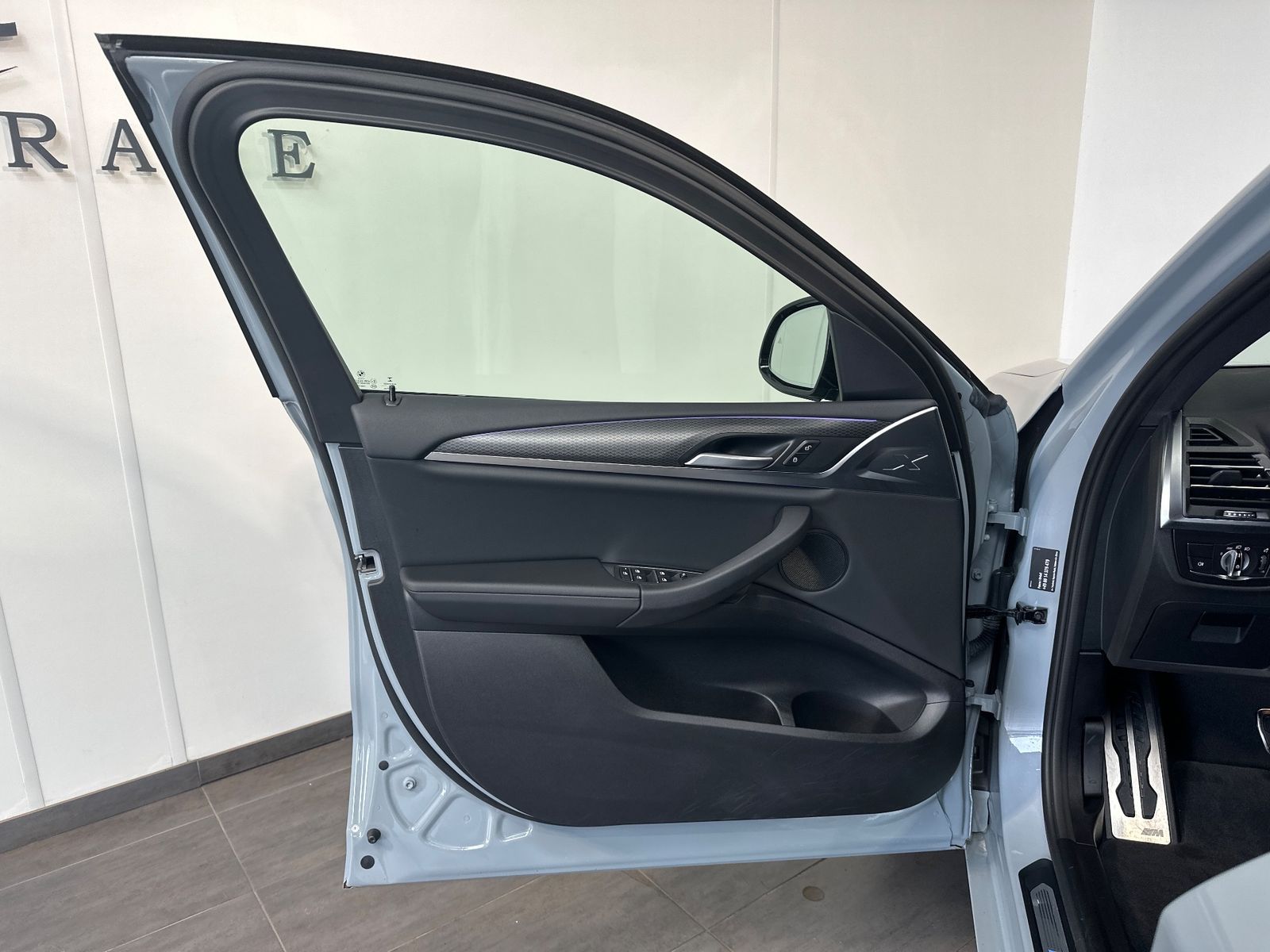 Fahrzeugabbildung BMW X4 xDrive20d M-Sport NAV+LED+AHK++20ZOLL+KAMERA