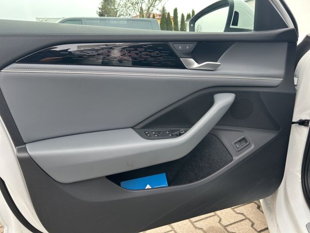 Passat Variant EL 2.0 TDI DSG StHz AhK Navi Lede
