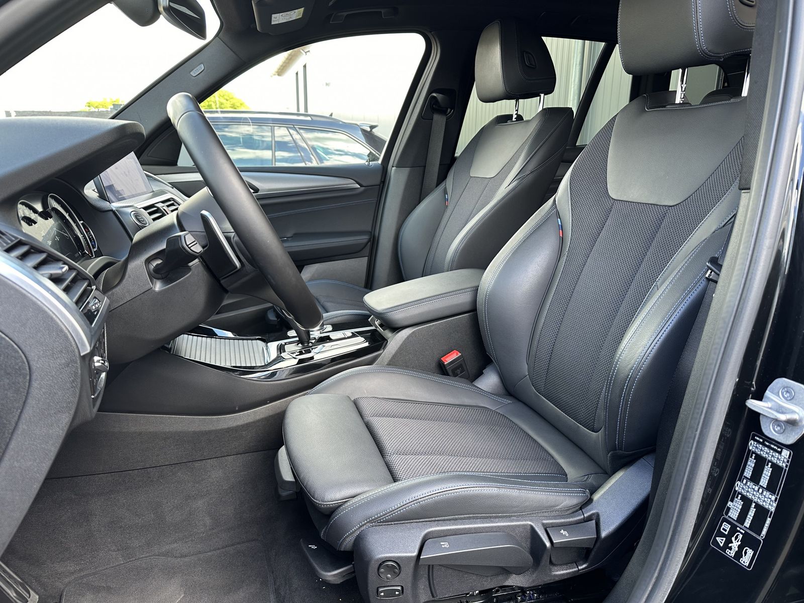 Fahrzeugabbildung BMW X3 xDrive20d M-Sport NAV+LED+HEAD-UP+KEYLESS+DAB