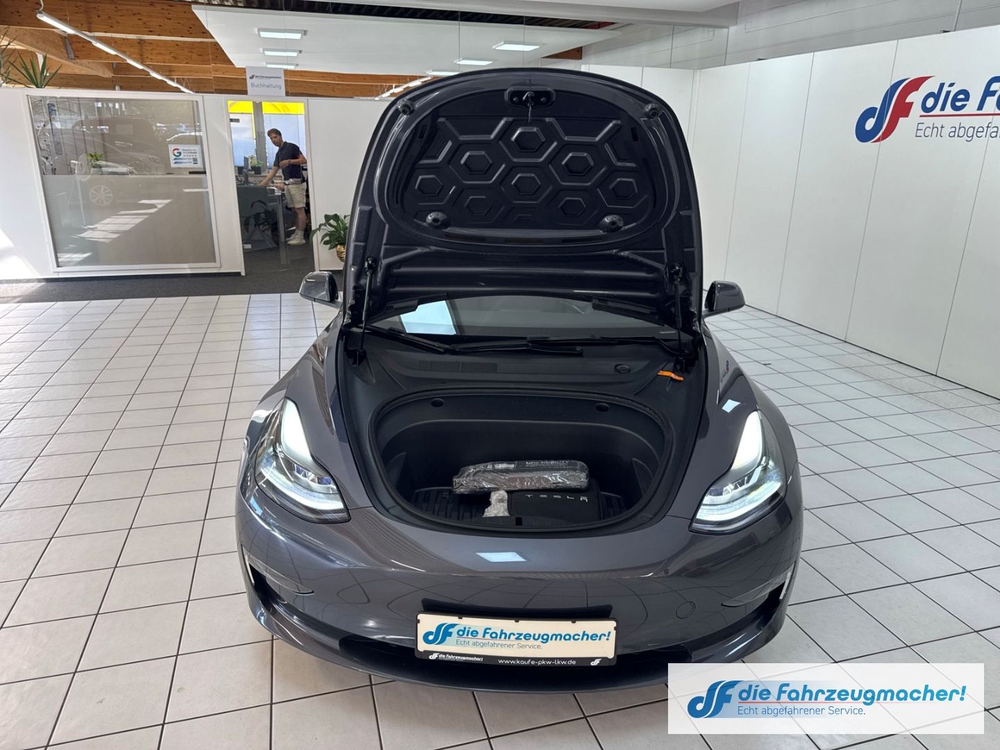 Fahrzeugabbildung Tesla Model 3 RWD Soundsystem ACC El. Heckklappe WLAN