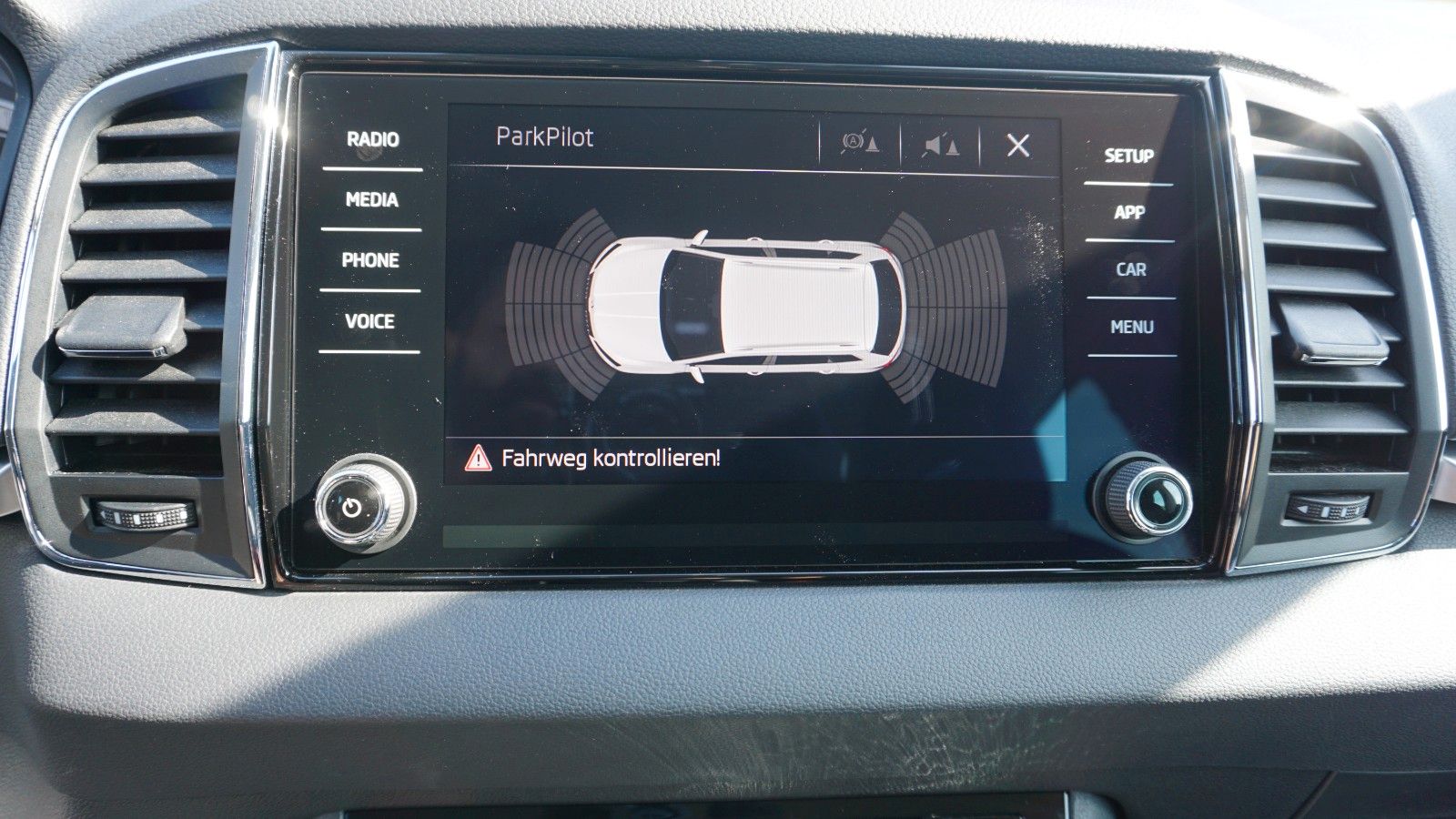 Fahrzeugabbildung SKODA Karoq Style, LED, PDC, SR+WR, Apple CarPlay