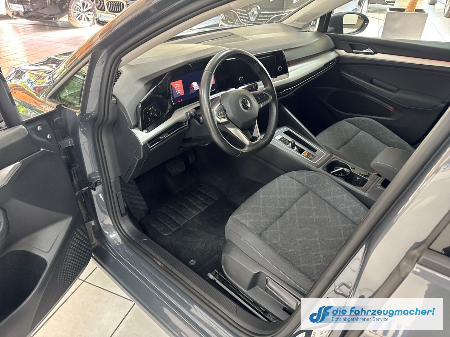 Fahrzeugabbildung Volkswagen Golf VIII Variant Life 2.0 TDI EU6d AHK-klappbar