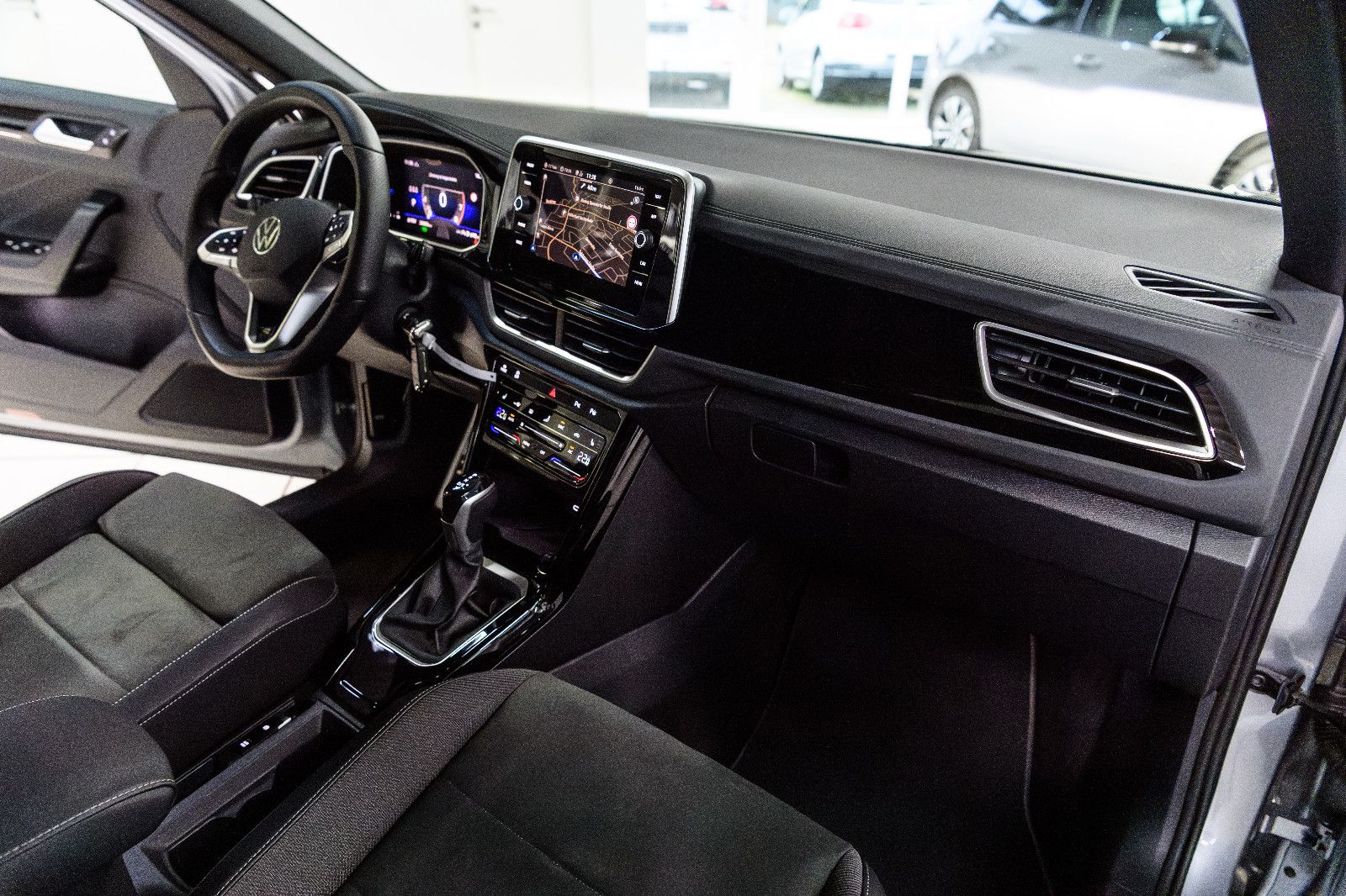 Fahrzeugabbildung Volkswagen T-Roc R-Line 1.5 TSI DSG LED+AHK+NAVI+ACC+KAMERA