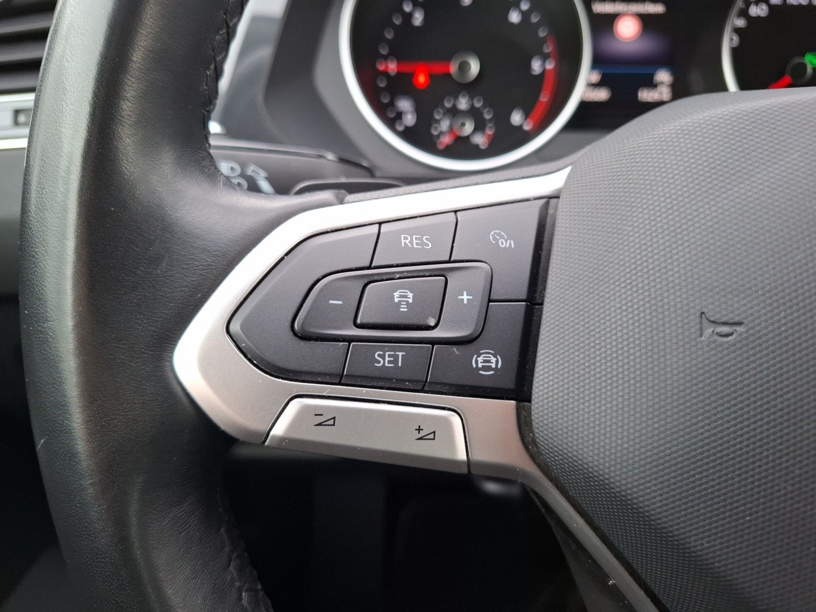Fahrzeugabbildung Volkswagen Tiguan TDI Life DSG 4M Standhzg Matrix Navi ACC