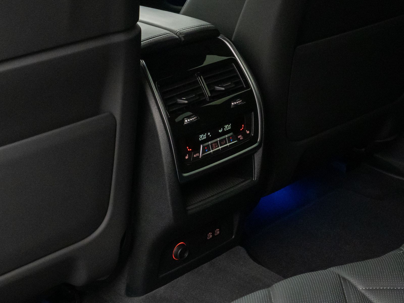 Fahrzeugabbildung BMW XM 360° HUD DAB B&W Massage SoftCl AHK 22" Voll