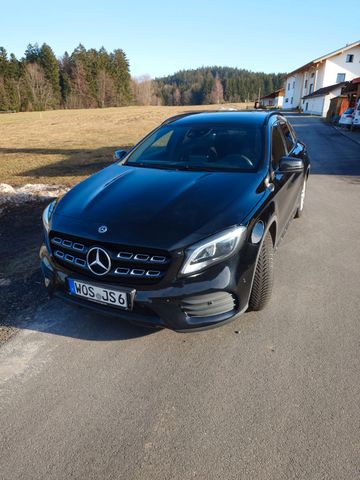 MERCEDES-BENZ GLA 180 DCT - AMG Ausstattung.    Black edition 