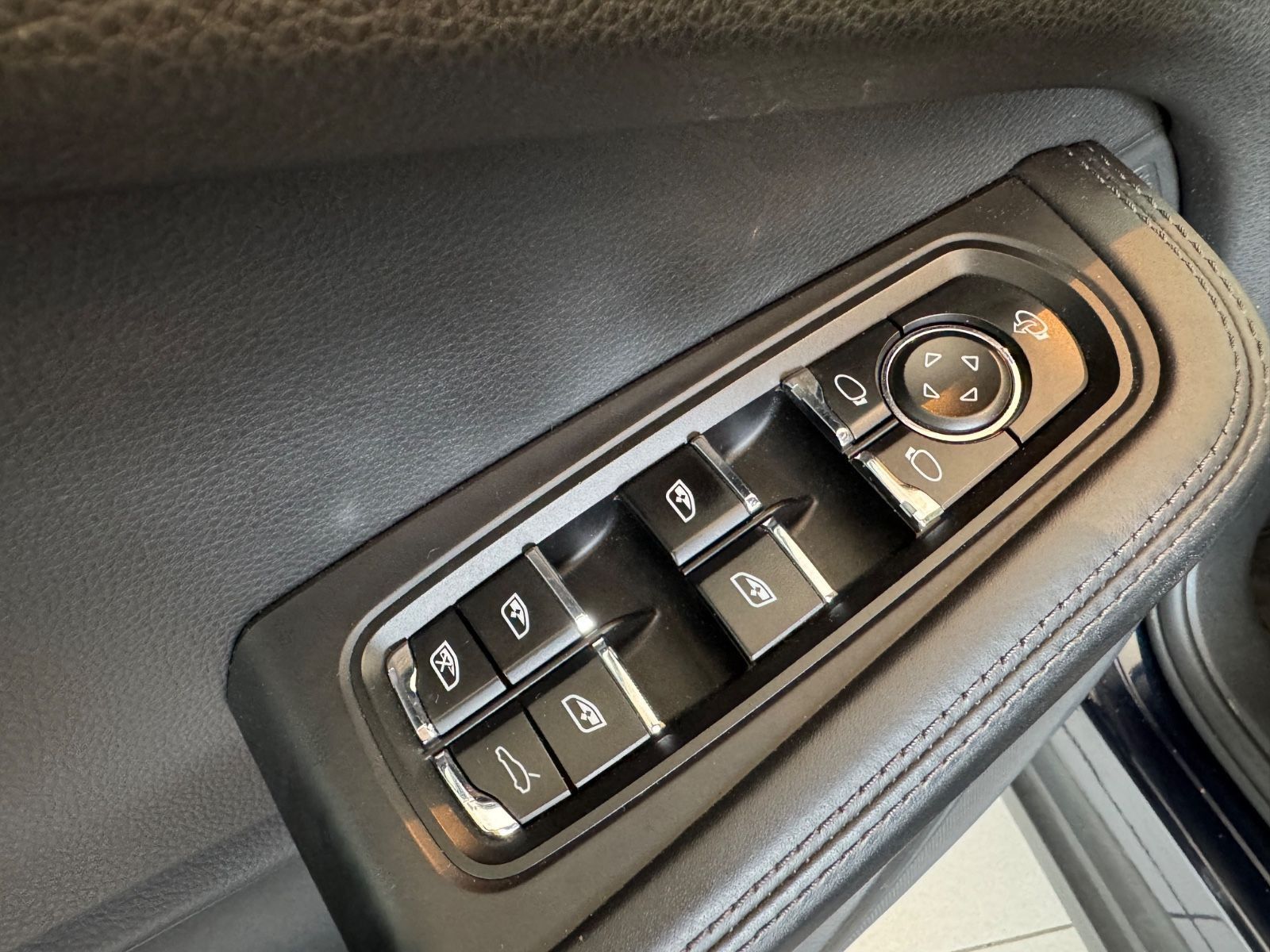 Fahrzeugabbildung Porsche Macan S Diesel/PANO/APPLE/NAVI/PDC/TEMPOMAT/SHZ