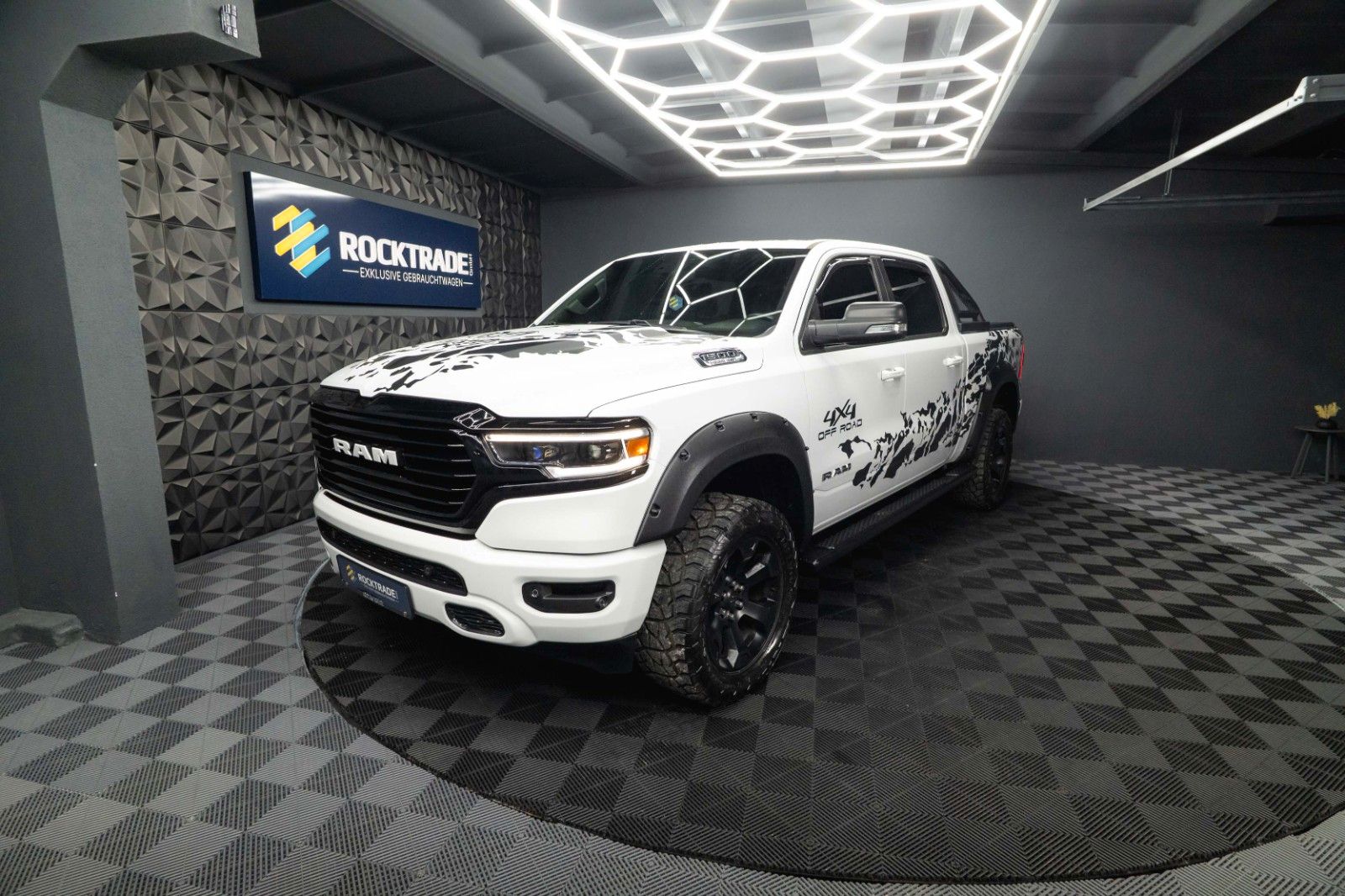 Fahrzeugabbildung Dodge RAM 5.7 V8 HEMI 4x4 OFFROAD Night-Paket Limited