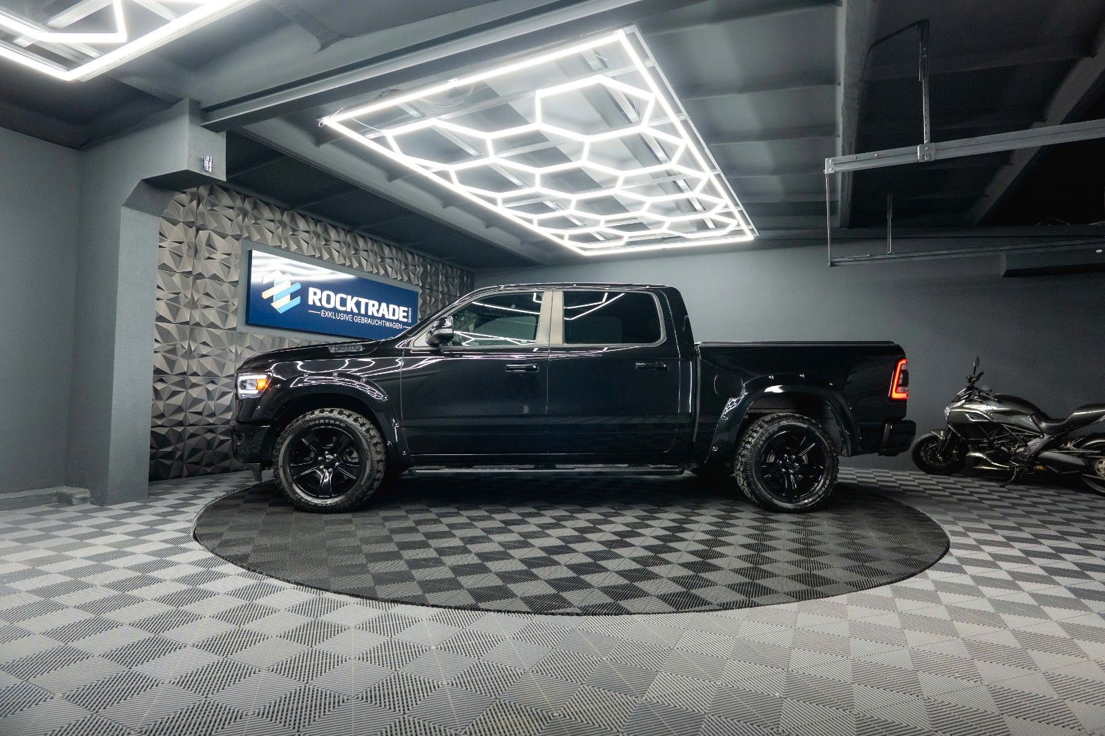 Fahrzeugabbildung Dodge RAM 5.7 V8 HEMI 4x4 OFFROAD BLACK EDITION *19%