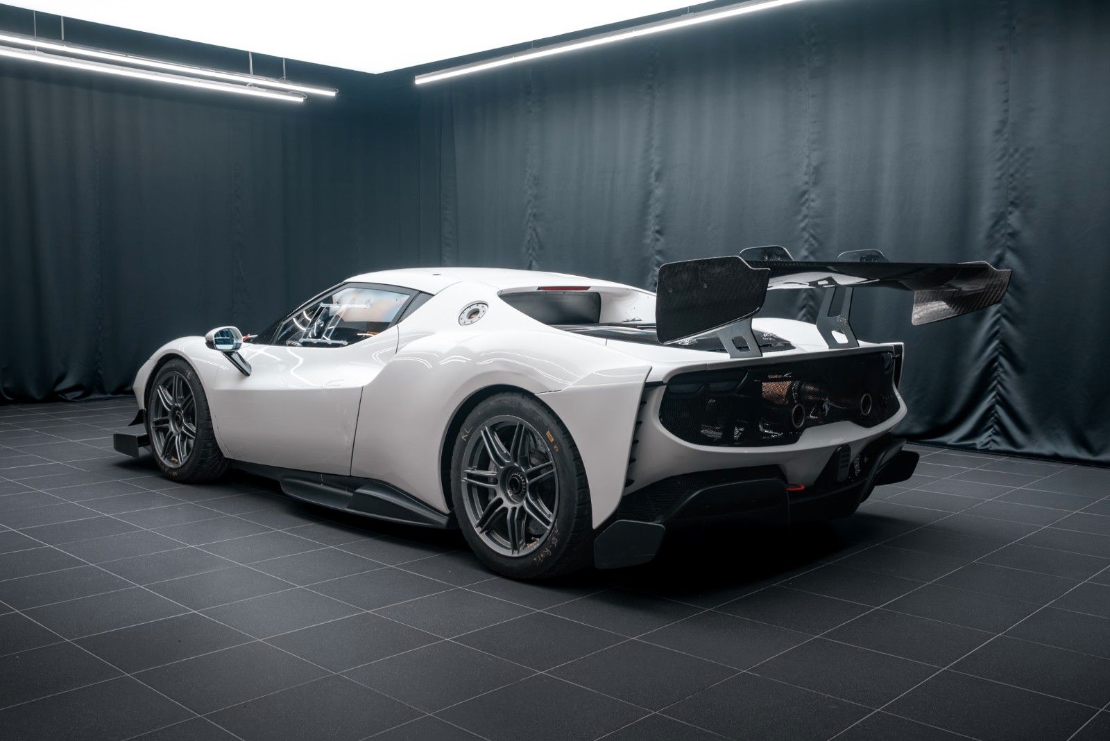 Fahrzeugabbildung Ferrari 296 Challenge TOP/PASSENGER SEAT/SILENCERS