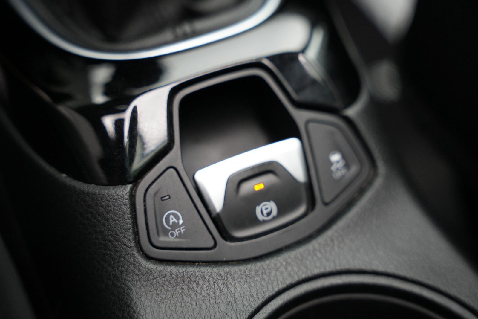 Fahrzeugabbildung Jeep Compass Limited 4WD /PANO/SHZ/L-HEIZ/PDC