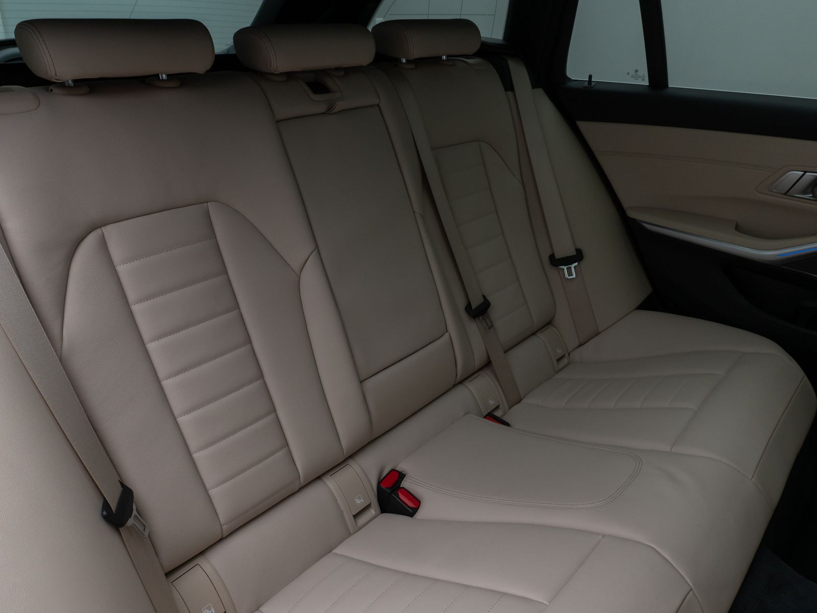 Fahrzeugabbildung BMW 320d xD LuxuryLine Kamera HUD DAB H/K AHK Komfor