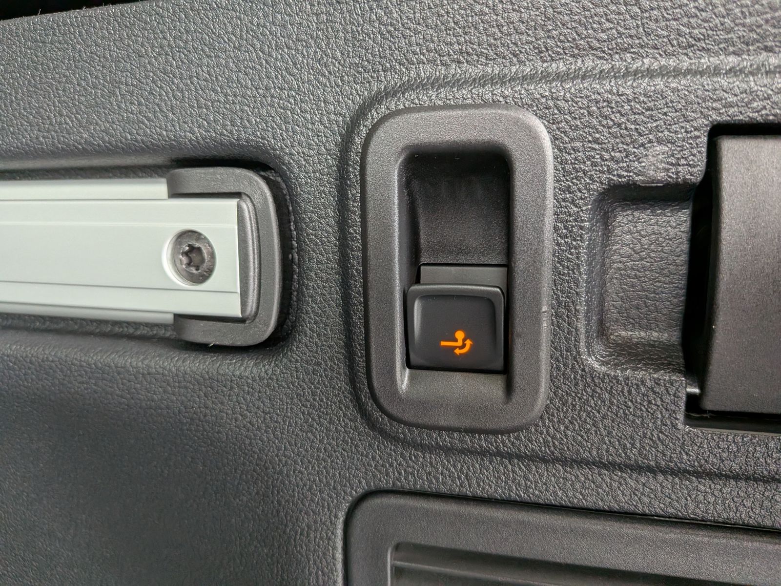 Fahrzeugabbildung Volkswagen Touran 2.0 DSG R-Line High Pano 7-Si IQ AHK VOLL