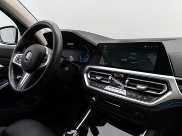 Fahrzeugabbildung BMW 330e xDr Tour Sport Line ACC HUD Pano HiFi Laser