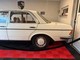 Mercedes-Benz Mercedes Benz 280 E W123 - Mercedes-Benz E 220 mit Benzin-Antrieb: Limousine, Automatik
