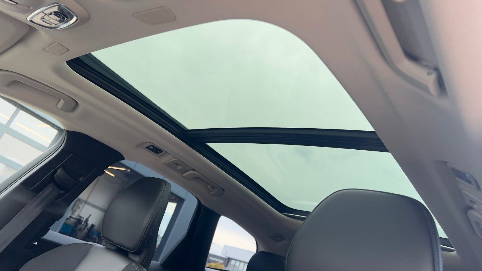 Fahrzeugabbildung Volvo XC60 T8 AWD *LUFT*STHZG*AHK*4x Sitzhzg*22Zoll*