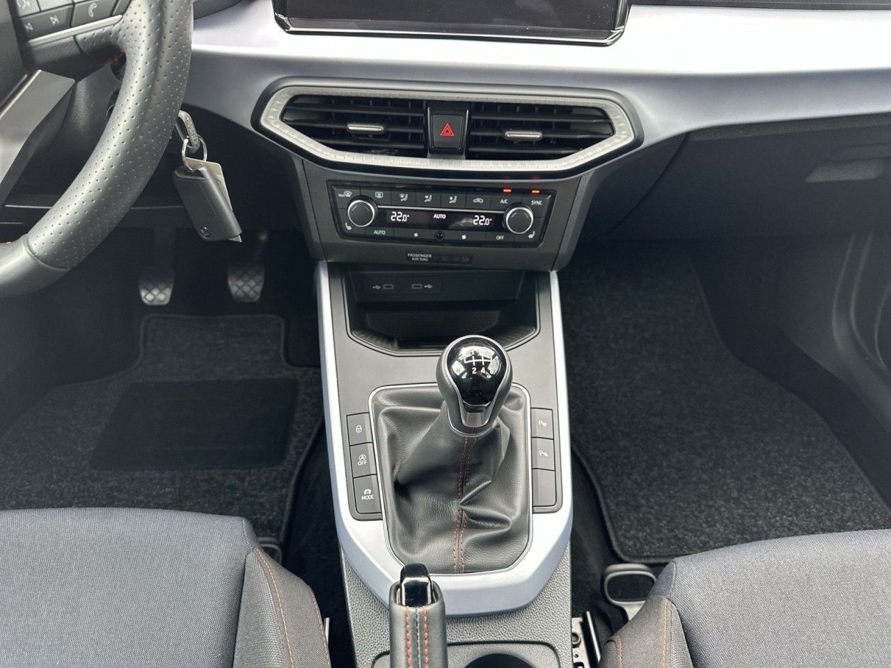 Fahrzeugabbildung SEAT Arona FR 1.0 TSI 110PS-Virtual-LED-AHK* - mit KI generiert/bearbeitet