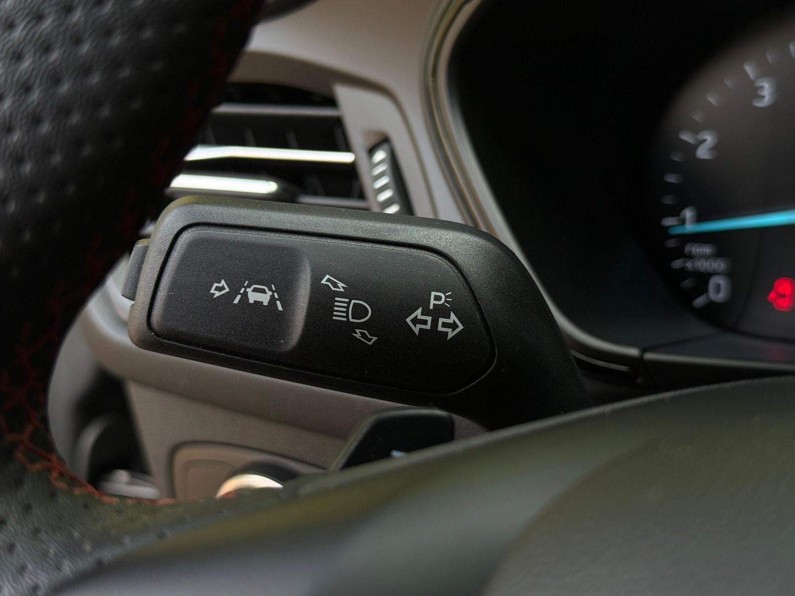 Fahrzeugabbildung Ford Focus 1.0EB ST-Line MATRIX+NAV+WINTER+CARP+SYNC4