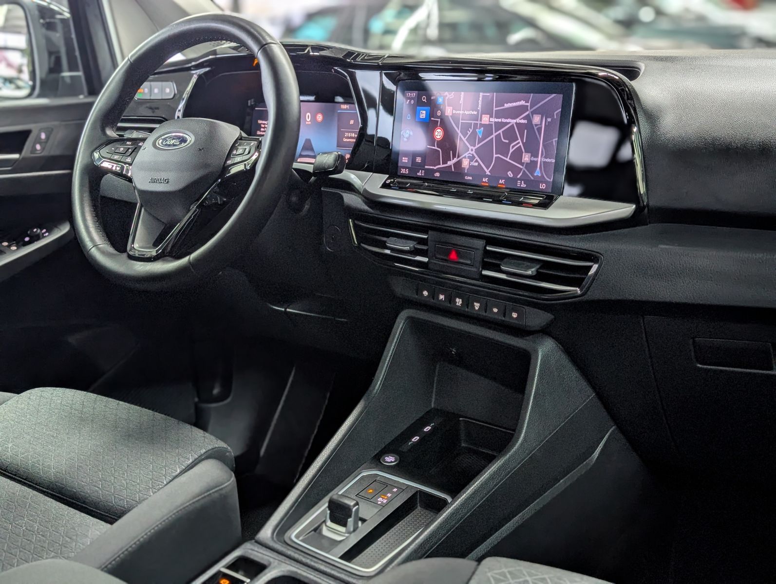 Fahrzeugabbildung Ford Tourneo Connect L2 Titanium 7-Sit Bi-LED Cam AHK