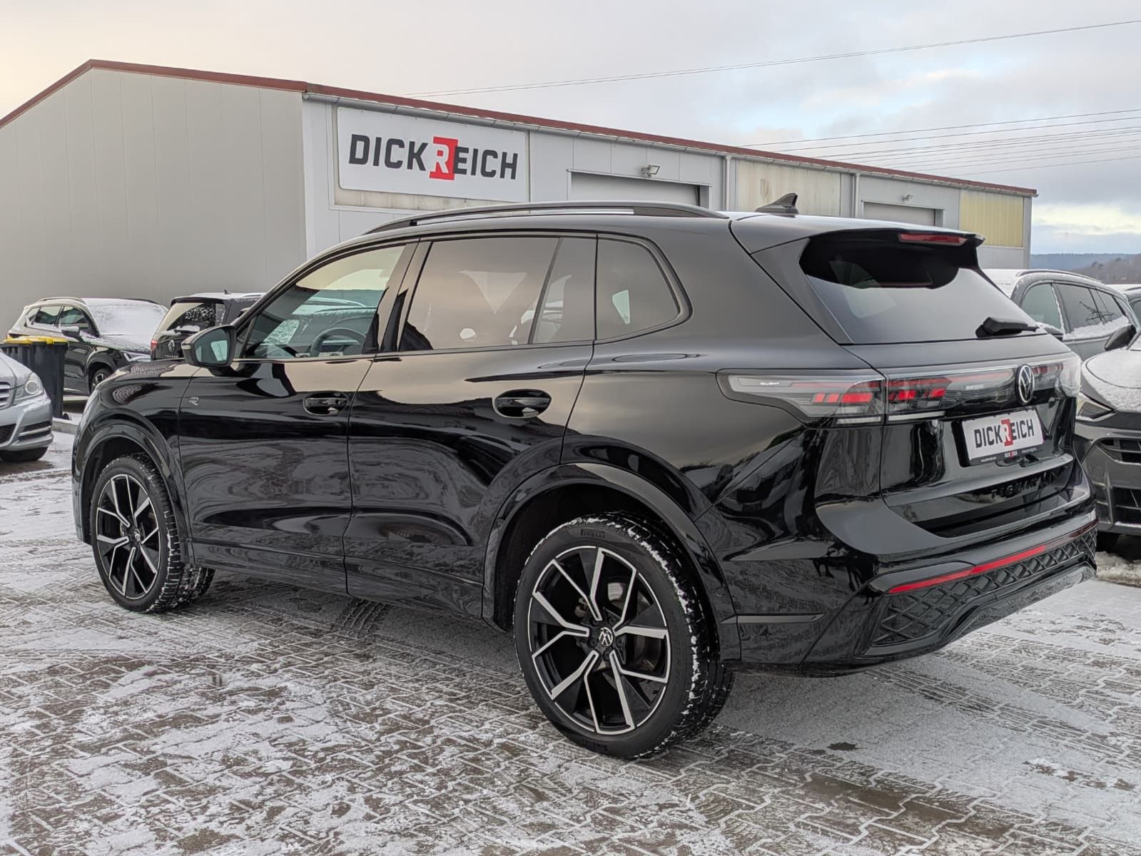 Fahrzeugabbildung Volkswagen Tiguan 2.0 TDI 4M R-Line PANO*H&K*AHK*MATRIX*20"