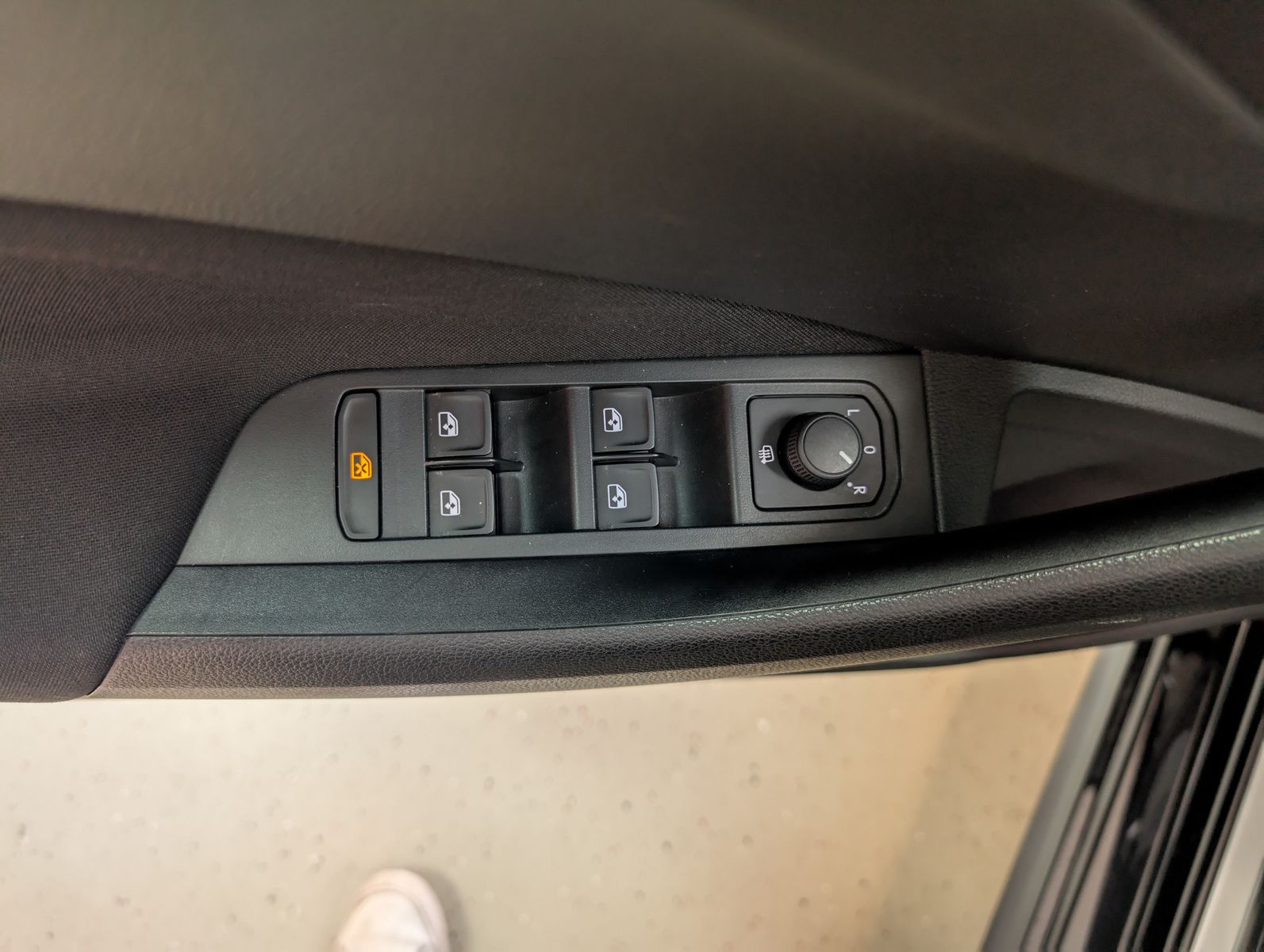 Fahrzeugabbildung SKODA Kamiq Tour 1,0TSI PANORAMA LED SHZ KAM APPLINK