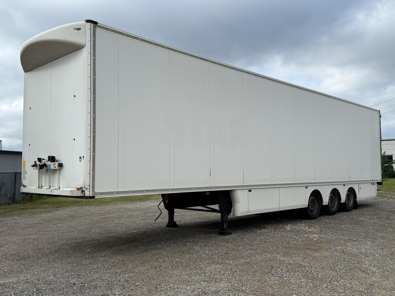 Schmitz Cargobull SKO 24 Doppelstock-Koffer isoliert