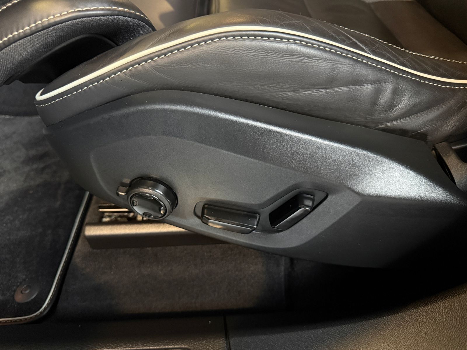 Fahrzeugabbildung Volvo XC60 R Design AWD AHK LED NAVI