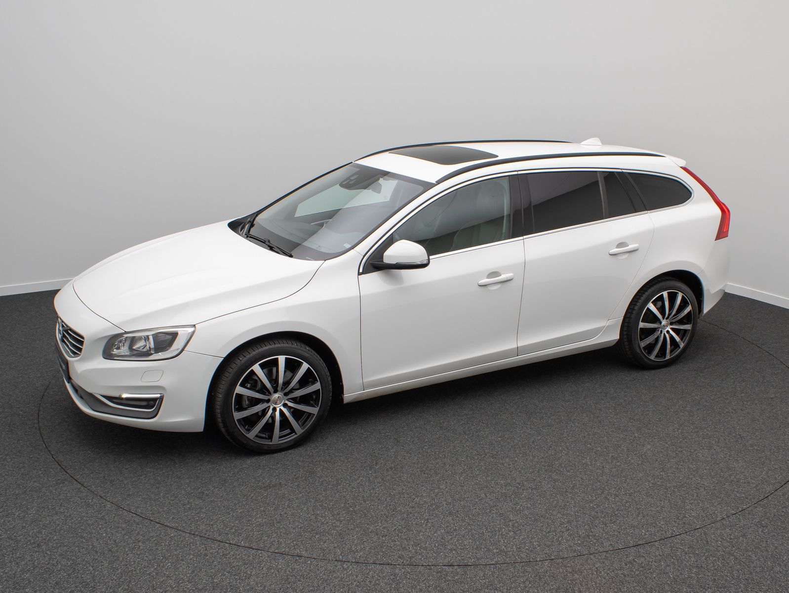 Fahrzeugabbildung Volvo V60 Summum AWD Kamera ACC GSD Memory TotwinkelAs