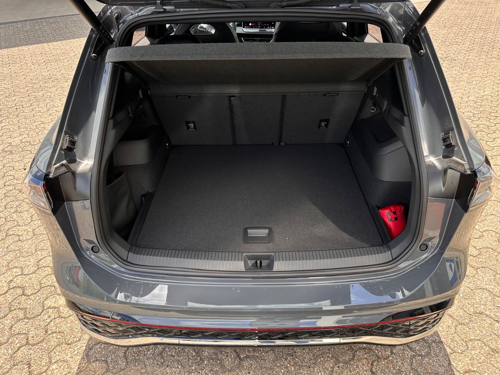 Fahrzeugabbildung Volkswagen Tiguan 1.5 eTSI R-Line DSG AHK/Navi/APP/LED/SHZG