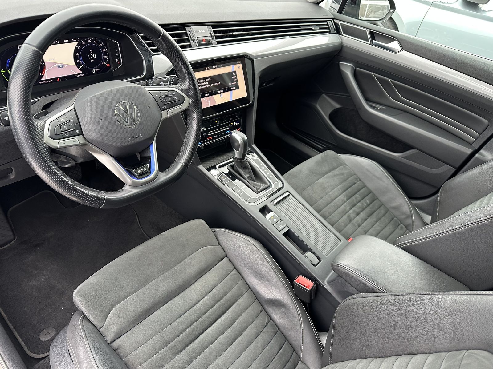 Fahrzeugabbildung Volkswagen Passat Variant GTE NAV+IQ-LIGHT+PANO+17ZO+KAMERA