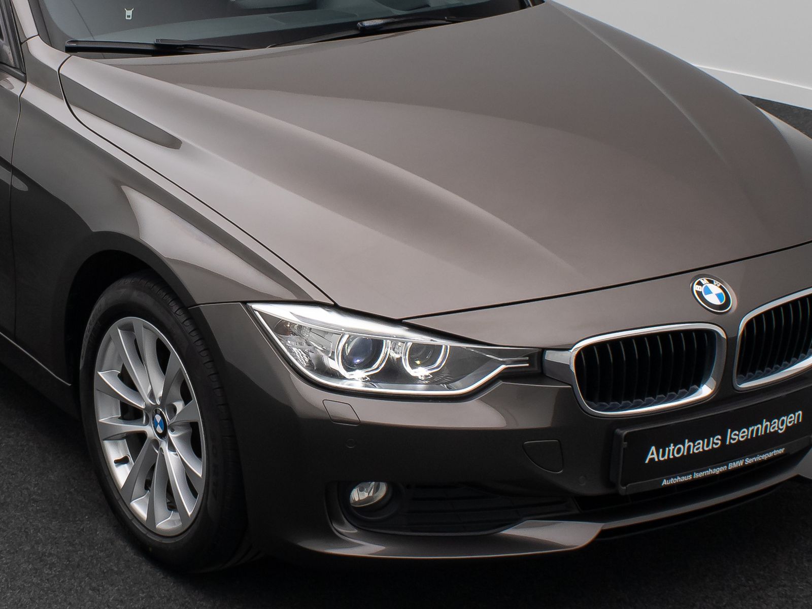 Fahrzeugabbildung BMW 320d GeschwindigReg HUD HiFi Xenon AHK Panorama