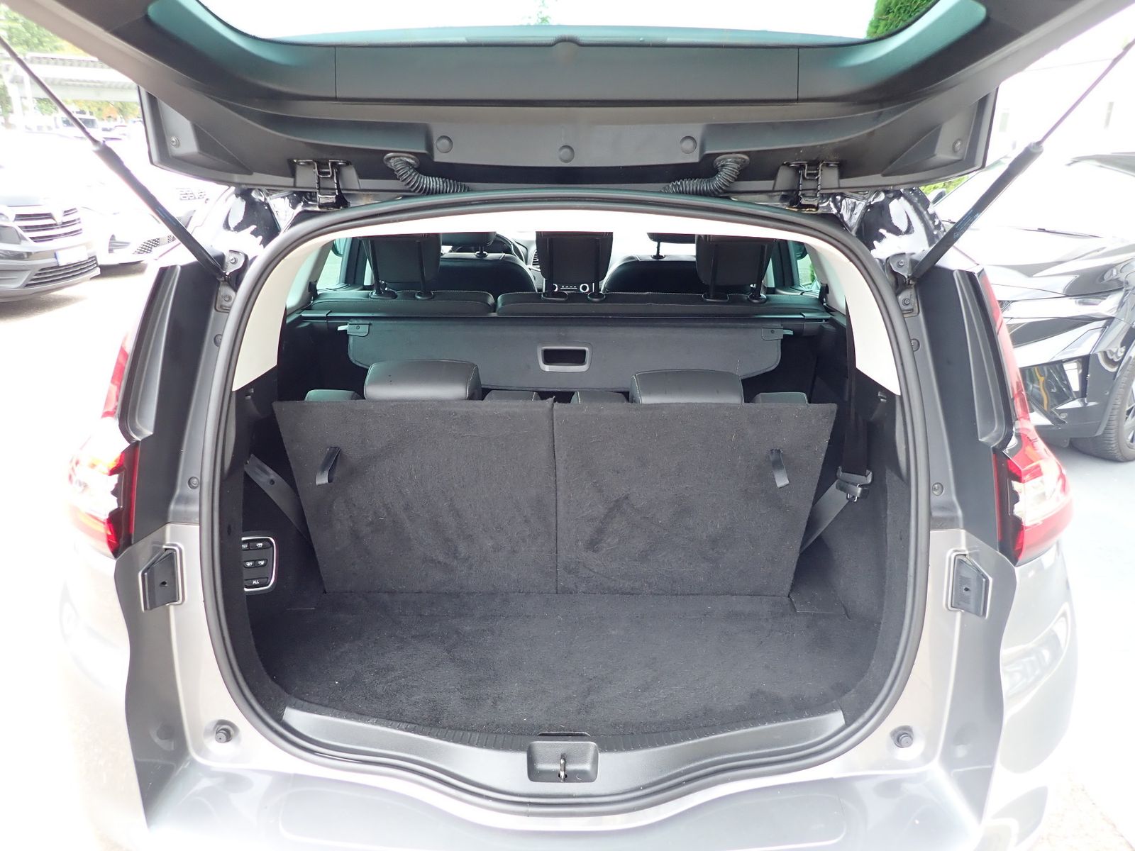 Fahrzeugabbildung Renault Grand Scenic TCe 160 BOSE EDITION 7-SITZER/NAVI/